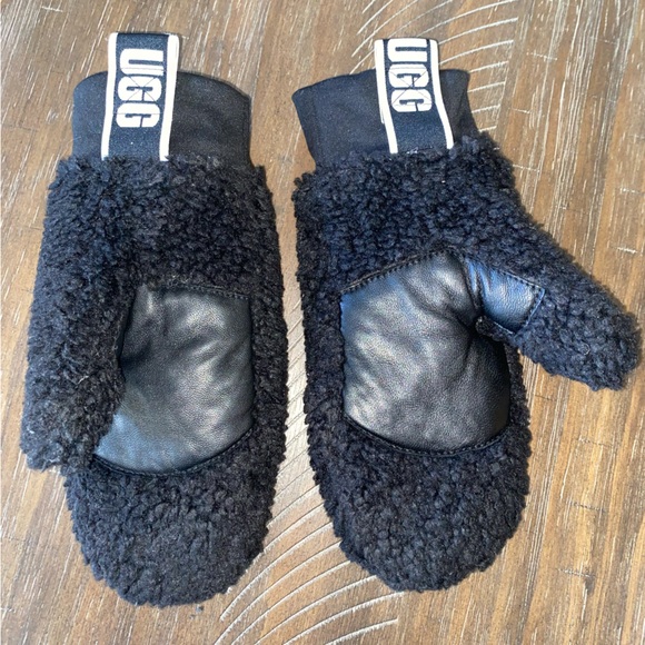 UGG Fluff Logo Tape Mittens Sherpa size S/M NWOT - Picture 3 of 5